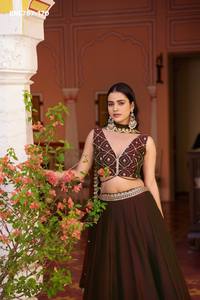 Collection de tenues pour femme : Ensemble Lehenga-Work Choli en toile évasée avec ceinture brodée de paillettes et de fils, en tissu de qualité supérieure, pour exportateurs de mode féminine - Product Image 6