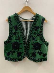 Gilet en velours vert Suzani brodé à la main, veste sans manches à motifs floraux, gilet tribal, cadeau pour elle, gilet sans manches pour l'hiver - Product Image 4