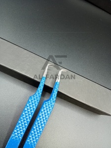 Pince à cils à angle de 90 degrés, couleur bleu Vespa avec design couronne, pince à volume pour cils en acier inoxydable durable - Product Image 5