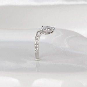 Bague Toi et Moi avec diamant de laboratoire taille poire de 1,80 ct, bague de fiançailles à deux pierres en or blanc 14 carats, bijoux de mariée minimalistes - Product Image 4