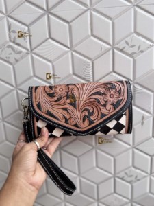 กระเป๋าคลัทช์หนังแท้สำหรับผู้หญิงทำมือดีไซน์เนอร์ไม่เหมือนใครทำด้วยมือเคสโทรศัพท์ลายหมากรุกที่ทันสมัย - Product Image 4