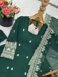Ensemble de robe ethnique de luxe avec robe en georgette évasée, pantalon confortable et dupatta brodé - Product Image 5