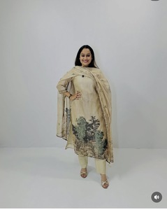 Ensemble 3 pièces bohème pour femme en lin beige 100% avec broderie unie, comprenant Kurta, pantalon et dupatta, coupe ample, longueur complète, col mandarin, pour le quotidien - Product Image 4