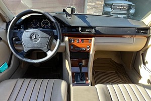 1995 Mercedes-Benz E-300D Sedán: Venta al por mayor de coches usados - Product Image 5