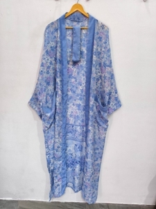 Robe kimono d'été faite à la main en soie patchwork grande taille, style sari indien vintage en tissu recyclé, tenue de nuit longue et ample - Product Image 4