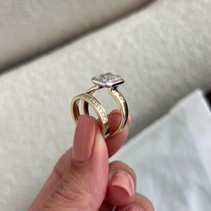 Anillo de Compromiso con Diamante Cultivado en Laboratorio de 3 Quilates, Corte Esmeralda, VVS2, con Engaste de Bisel, Conjunto de Anillos de Novia en Oro Amarillo de Dos Tonos - Product Image 5