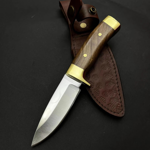 Couteau de chasse et de camping HC-169 – Lame fixe en acier inoxydable avec bord partiellement dentelé, manche en bois de noyer et laiton - Product Image 1