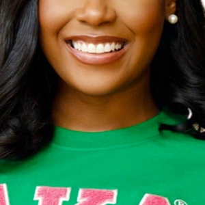 T-shirt en chenille AKA Silver Soror, vert et rose, avec lettres grecques brodées, en coton premium, vêtement décontracté pour sororité - Product Image 3