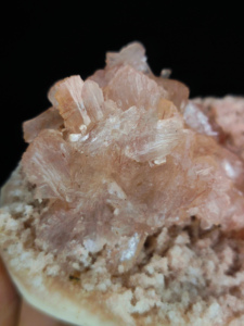 Vente en gros de Heulandite rouge naturelle sur grappe de Prehnite, spécimen minéral brut, cristal, pierre de guérison, décoration, Chine, Himachal - Product Image 2