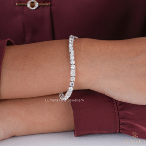 Bracelet tennis de luxe en émeraudes et moissanite taille ronde, certifié IGI, disponible en or et diamant pour femme - Product Image 1