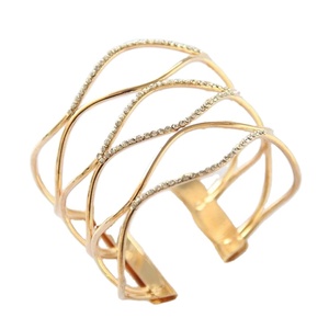 Pulseras de latón martillado hechas a mano de India para dama de moda venta al por mayor puños magnéticos de latón a granel - Product Image 3