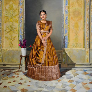 ชุดเลเฮนกาโชลีผ้าไหมบานาราซีพร้อมลวดลายทออย่างประณีต ขอบผ้าแบบดั้งเดิมที่สวยงาม ดีไซน์เสื้อที่สง่างาม และผ้าคลุมไหล่เข้าชุด - Product Image 3