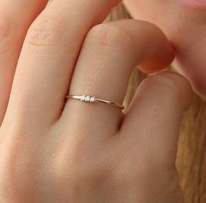 Anillo de Compromiso con Tres Diamantes Delicados - Banda Apilable Minimalista - Regalo Perfecto para Aniversario o Dama de Honor - Product Image 1