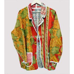 Chaqueta de Algodón Acolchada Ecológica Tejida Kantha Vintage para Mujer, con Cuello en V Floral, Ribete en Contraste y Bolsillos, Estilo Blazer - Product Image 1