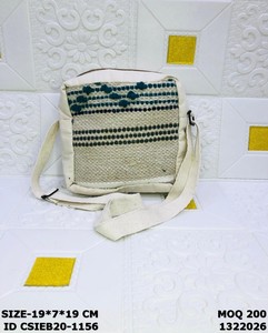 Sac bandoulière en coton tissé fait main avec pompon |   Sac à bandoulière bohème pour femmes - Product Image 5