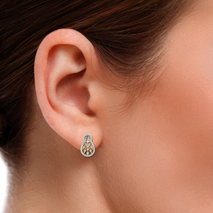 Boucles d'oreilles clous en or jaune 18 carats avec halo de diamants en forme de poire, diamants de laboratoire taille ronde et baguette, bijoux de luxe raffinés - Product Image 4