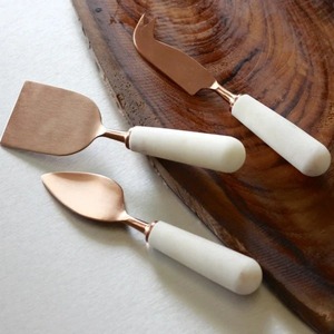 Juego de Cuchillos para Queso de Acero Inoxidable con Mango Negro y Detalles en Dorado, Cubiertos Premium para Queso - Product Image 3