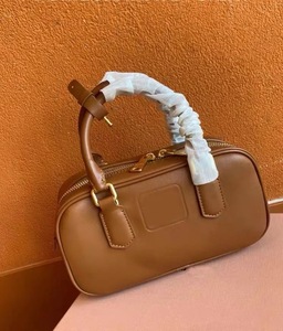 Sac à main plat en PU marron avec fermeture éclair, orné de perles et de cristaux, bandoulière réglable, idéal pour le quotidien, les voyages, l'été et le printemps, portable - Product Image 1