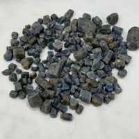Saphir bleu naturel brut non taillé, pierre précieuse brute en gros de Madagascar pour la fabrication de perles, cabochons et bijoux de qualité.