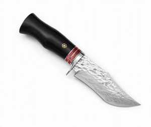 Herramienta utilitaria de hoja fija de acero de Damasco martillado, hecha a mano y personalizada, con mango de ébano negro y resina carmesí. - Product Image 2