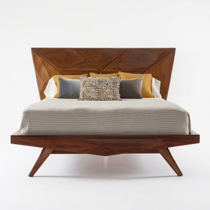 Cama de Plataforma de Madera de Teca de Estilo Mid-Century de Lujo con Cabecera Artística de Paneles de Madera - Product Image 1