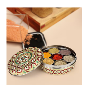 Boîte à épices en laiton brillant avec couvercle gravé et cuillère, en métal, pour masala, disponible à prix abordable - Product Image 4