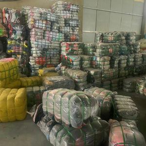 Vêtements et vestes de marque d'occasion en gros, lots en vrac de seconde main avec jeans et hauts, prix bas, stocks importants disponibles - Product Image 4