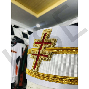 หมวกเมสันสีขาวพร้อมขอบสีทองและปักลายกางเขน - Product Image 4