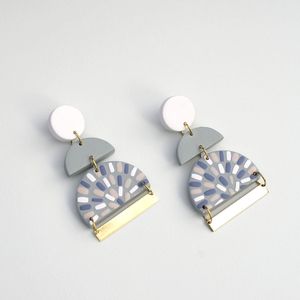 Boucles d'oreilles en résine faites à la main de luxe, matériau de qualité supérieure, accessoires de mode élégants pour les fêtes, style cristal, légères et confortables - Product Image 2