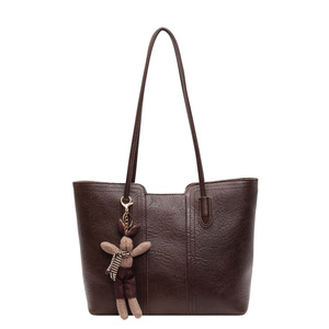 Bolso Tote Marrón de PU con Asa Suave, Llavero de Personaje, Estilo Minimalista para Chicas, Cierre de Cremallera, Compartimento Antirrobo para Computadora - Product Image 6