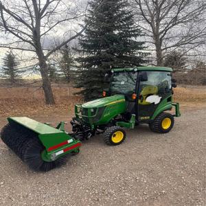 Oferta al por Mayor de Tractor John Deere Usado con Escoba, Tractor Agrícola con Implementos Completos a un Precio Económico - Product Image 1