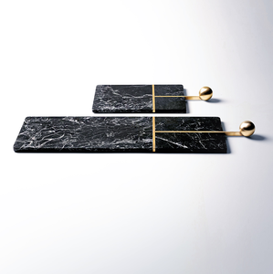 Planche à découper en marbre rectangulaire avec poignée en laiton, idéale pour couper les fruits - Product Image 1