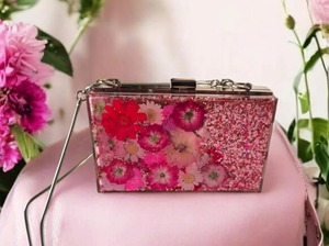 Pochette de soirée de luxe en résine faite à la main, best-seller, pour femme, avec fermeture magnétique et bandoulière chaîne, disponible à la vente - Product Image 3