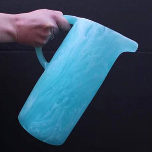 Carafe à eau artisanale en résine, utilisée à la maison, avec effet marbré et motif tourbillon aquatique, pour l'eau et les boissons - Product Image 1