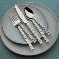 Ensemble de couverts élégants en acier inoxydable pour cuisine et salle à manger, avec surface polie de qualité supérieure pour une mise en place moderne de la table