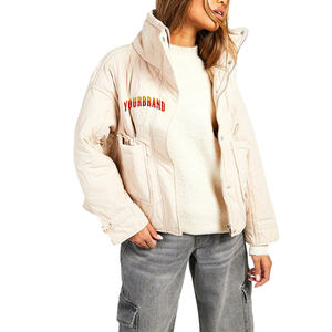 แจ็คเก็ตผู้หญิงขายดีสำหรับฤดูหนาว แบบมีซับใน ผ้าซาติน กันน้ำ น้ำหนักเบา เป็นมิตรกับสิ่งแวดล้อม ปักลาย คุณภาพสูง แฟชั่น OEM - Product Image 1