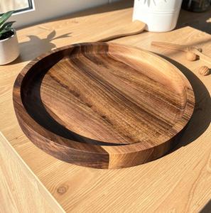 Plateau de service rond en noyer massif fait main avec finition laquée, multifonctionnel pour la cuisine, la table basse, le bureau, facile à nettoyer - Product Image 3