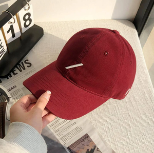 หมวกเบสบอลแบบซอฟท์ท็อปที่เรียบง่ายและใช้งานได้หลากหลายพร้อมลายปักลายเส้นแนวทแยงที่เป็นเอกลักษณ์ ปรับขนาดได้ หมวกบังแดดสำหรับฤดูร้อน - Product Image 1