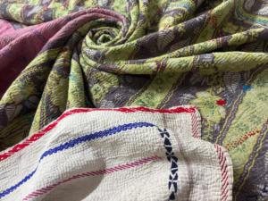Großhändler für handgefertigte Vintage Kantha-Decken für Bohemian-Heimdekoration und nachhaltige Wendbare Bettdecken - Product Image 4