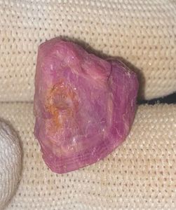 หินหยาบทับทิมธรรมชาติ30.25กะรัตจาก Kenya femos John ซาอูลเหมือง - Product Image 2