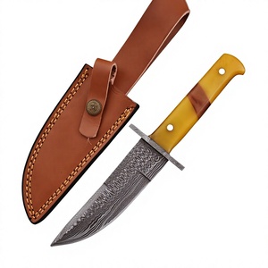 Couteau de chasse en acier Damas avec manche en résine et étui en cuir, lame à pointe tombante et bord biseauté - Product Image 1