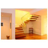 Escalier flottant cantilever avec marches en chêne blanc et balustrade en verre trempé, éclairage LED intégré, pour usage commercial