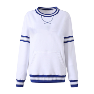 Sudadera Personalizada de Fraternidad con Cuello Redondo Blanco Sigma, Felpa Suave y Puños con Rayas Azules, Venta al Por Mayor, Fabricante - Product Image 1