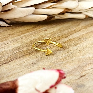 Anillo Triangular Minimalista en Oferta, Joyería Boho de Latón para Mujer, Chapado en Oro de 18k, Motivo Geométrico, Flecha Delicada, Venta al por Mayor/OEM/ODM - Product Image 1
