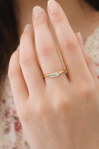 Anillo de banda solitario con diamante hexagonal cultivado en laboratorio, certificado por IGI, oro de 14K, minimalista, apilable, regalo de aniversario para mujer - Product Image 4