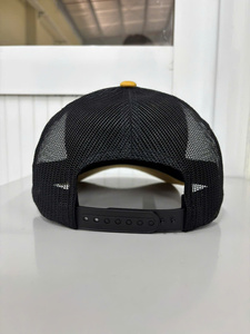 Gorra Trucker Amarilla de Corona Alta con Malla Negra Ajustable para Hombre y Mujer, Estilo Urbano, Hecha en Vietnam - Product Image 4