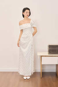 Robe pour femme KD77 Maxi SKY LIGHT, épaules dénudées, col asymétrique, tissu satiné à pois, robe à une épaule à pois - Product Image 5