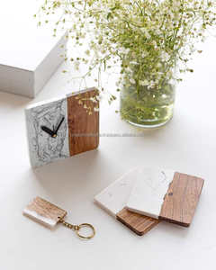 Horloges de bureau en bois naturel et résine, design géométrique moderne de haute qualité, mouvement mécanique, personnalisables, vente en gros - Product Image 2