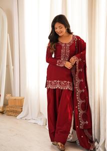 Ensemble de costume Salwar trois pièces pour femme en soie romaine avec Kurta Jari, Shalwar Farshi large, Dupatta à bordure de sequins et motif de point de couture sur le col - Product Image 2