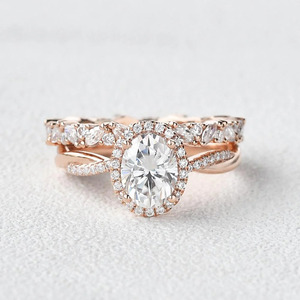 Ensemble de bagues de mariage en or rose ovales avec halo de diamants de laboratoire - Product Image 6
